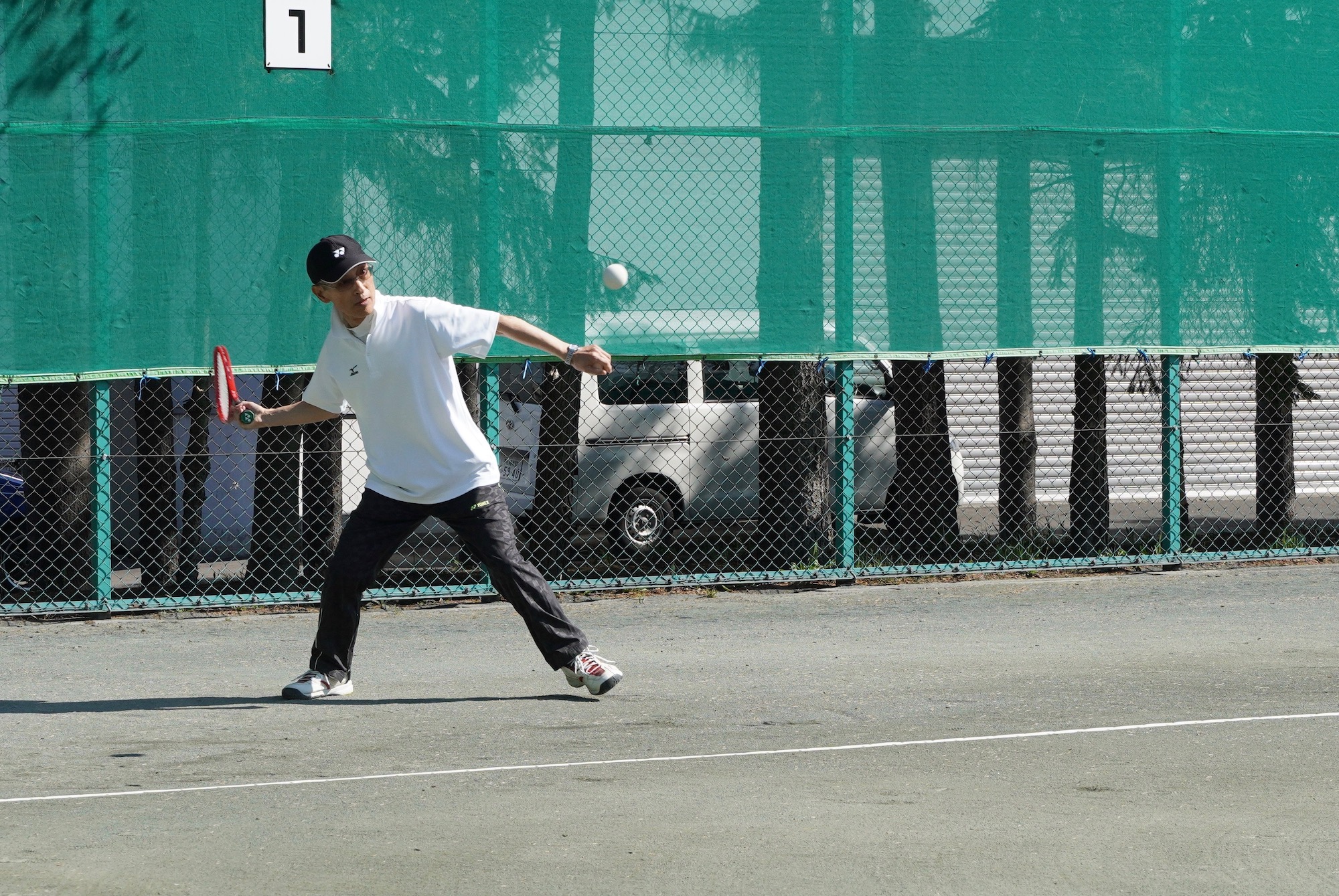 テニスをする阿部さん